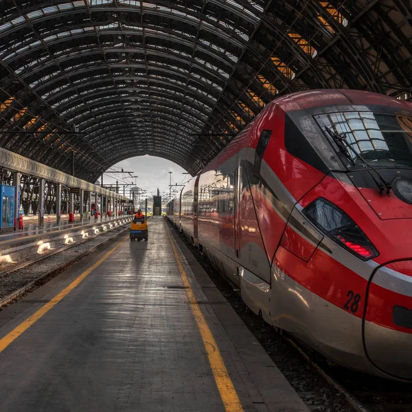 Βενετία, Ιταλία - 08 Μαΐου 2018: τρένο υψηλής ταχύτητας Trenitalia στο σιδηροδρομικό σταθμό του Μιλάνου. Ένας εργαζόμενος που συμβαίνει κατά μήκος της πλατφόρμας ένα ηλεκτρικό όχημα. Η πλατφόρμα έχει μια διάτρητη μεταλλική αψίδα — Φωτογραφία Αρχείου