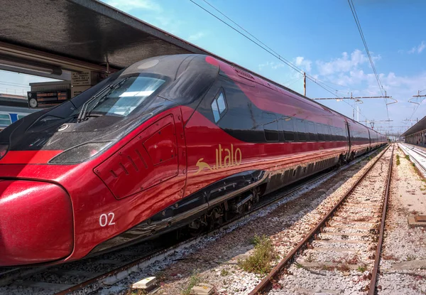 Βενετία, Ιταλία - 08 Μαΐου 2018: τρένο υψηλής ταχύτητας Italo στο σταθμό της Βενετίας. Γκρο πλαν. Τα βαγόνια του τρένου Italo είναι πολύ άνετα. Τρένο μεγάλης ταχύτητας του κόκκινου χρώματος στην πλατφόρμα — Φωτογραφία Αρχείου