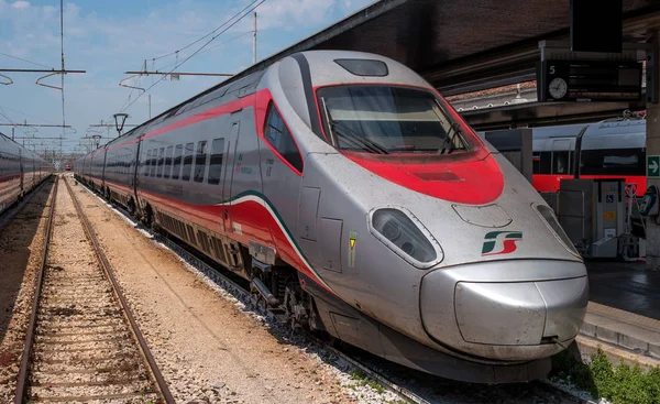 Βενετία, Ιταλία - 08 Μαΐου 2018: τρένο υψηλής ταχύτητας Trenitalia στο σιδηροδρομικό σταθμό της Βενετίας. Ατμομηχανή. Γκρο πλαν. Trenitalia είναι ο κύριος Σιδηροδρομικός φορέας στην Ιταλία. Στα αριστερά είναι το δεύτερο τρένο. — Φωτογραφία Αρχείου