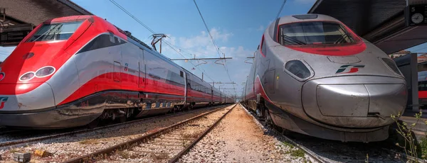 Βενετία, Ιταλία - 08 Μαΐου 2018: δύο υψηλής ταχύτητας τρένα Trenitalia στο σιδηροδρομικό σταθμό της Βενετίας. Γκρο πλαν. Trenitalia είναι ο κύριος Σιδηροδρομικός φορέας στην Ιταλία. Κόκκινο τρένο. Ασημένιο τρένο — Φωτογραφία Αρχείου