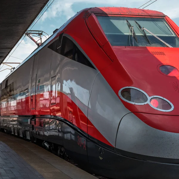 Βενετία, Ιταλία - 08 Μαΐου 2018: Η ατμομηχανή της το υψηλής ταχύτητας τρένο Trenitalia στο σιδηροδρομικό σταθμό της Βενετίας. Γκρο πλαν — Φωτογραφία Αρχείου
