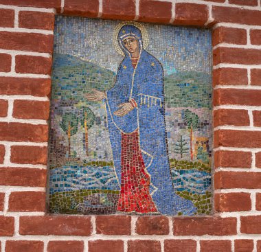 Kuremae, Estonya - 27 Temmuz 2018: kutsal binanın simgesine bahar Mariana fenomen ücreti. Ortodoks Puhtitsa Dormition manastır bulunan