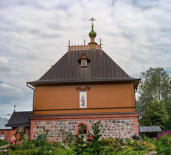 Iglesia de Santa Simeón y Santa Ana Refector- en el territorio de Puhtitsa Dormition Convento de la Iglesia Ortodoxa Rusa. Kuremae, Estonia. Países bálticos — Foto de Stock