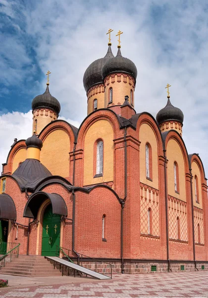 Catedral de la asunción de la Convención pyukhtitsky. Kuremae, Estonia. La iglesia de cinco cúpulas fue construida en 1910. El monasterio se encuentra en la montaña virgen —  Fotos de Stock