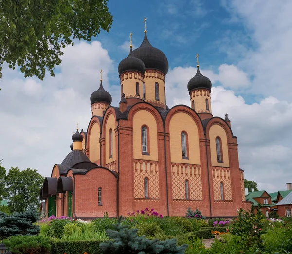 Pyukhtitsky 規則の仮定のカテドラル。Kuremae、エストニア。5 ドーム教会は、1910 年に建てられました。処女の山に修道院があります。 — ストック写真