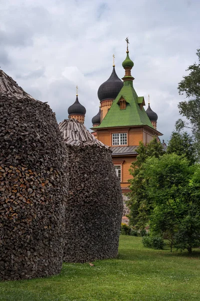 Puhtitsa 生神女就寝修道院。Kuremae、エストニア。バルト三国。ウッドパイル。薪は、スタックの形でレイアウトされています。元の石積み木 — ストック写真