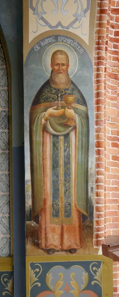 Kuremae, Estland - 27 juli 2018: John van Kronstadt pictogram in de boog van de poort van Saint met Belfort. Puhtitsa Dormition klooster van de Russisch-orthodoxe kerk — Stockfoto