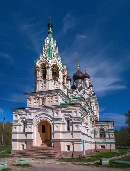 Iglesia ortodoxa de la Santísima Trinidad en la ciudad de Ivangorod, Rusia. En la iglesia se encuentra la tumba de la familia del Barón Stieglitz. La iglesia se encuentra cerca de la ciudad estonia de Narva —  Fotos de Stock