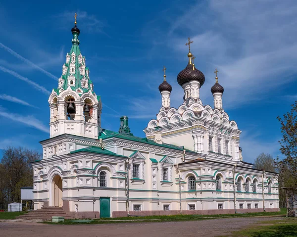 Iglesia ortodoxa de la Santísima Trinidad en la ciudad de Ivangorod, Rusia. En la iglesia se encuentra la tumba de la familia del Barón Stieglitz. La iglesia se encuentra cerca de la ciudad estonia de Narva —  Fotos de Stock