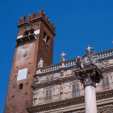 Verona, İtalya - 06 Mayıs 2018: Verona tarihi şehir merkezi - Palazzo Maffei Sarayı ve Venecian aslan heykeli Doğum Via Erbe Square