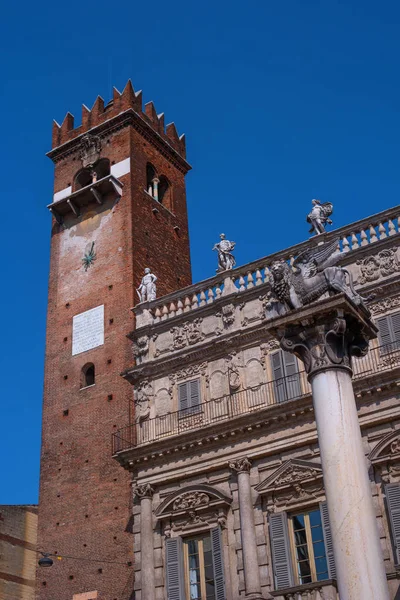 维罗纳, 意大利-2018年5月06日: 维罗纳历史名城中心-宫殿 Maffei 宫殿和 Venecian 狮子雕像在广场尔厄布广场 — 图库照片