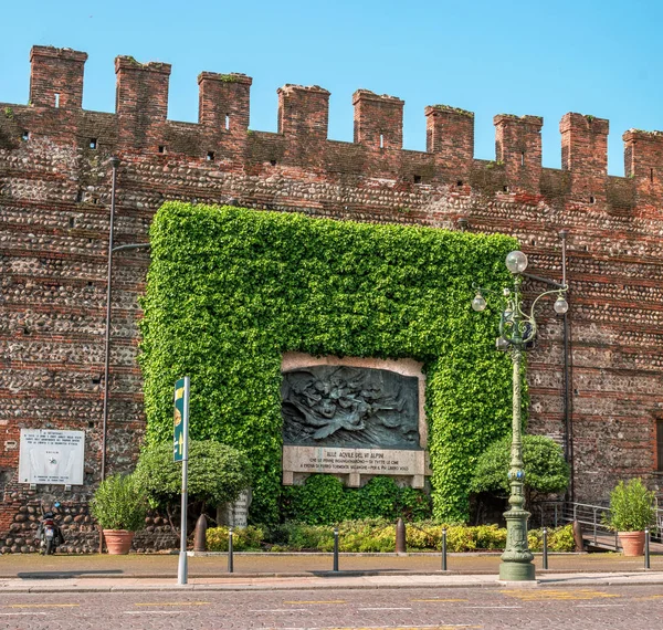 意大利维罗纳-2018年5月06日: 高山箭的纪念碑。在对意大利人的开采诱惑下, 在高加索战役中稀释的雪绒花分部完成了 — 图库照片