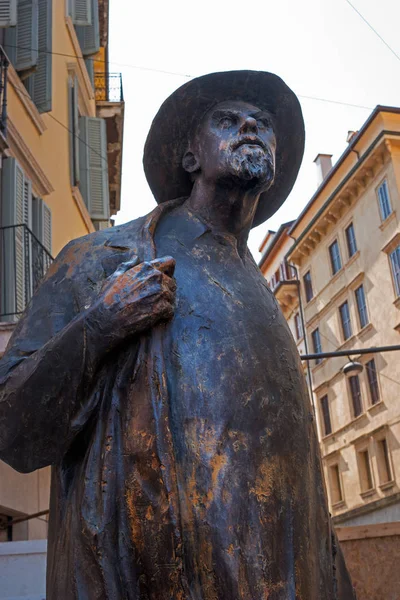 Verona, Italia - 06 de mayo de 2018: Monumento a Berto Barbarani en la plaza Erbe. Poeta de los pobres-. Fue a ellos a quienes dedicó muchas de sus obras. Otro de sus apodos es un poeta de alegre tristeza - — Foto de Stock