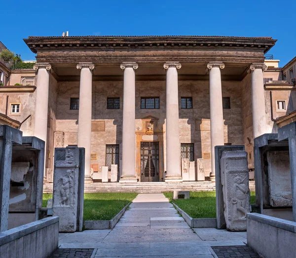 Verona, Italia - 06 de mayo de 2018: Museo Lapidario Maffeiano. Fue fundada en 1738. El museo recoge epígrafes y otros hallazgos de diferentes períodos: etrusco, griego, romano . — Foto de Stock