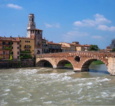Antik Roma köprüsü Ponte Pietra ve nehir Adige bulutlu yaz gün, Duomo Kulesi arka planda, Verona, İtalya