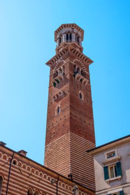Torre dei Lamberti Piazza delle Erbe, Verona, İtalya içinde. Bu da denir - çan kulesi 12. yüzyılda Lamberti Veronese ailesi tarafından inşa.