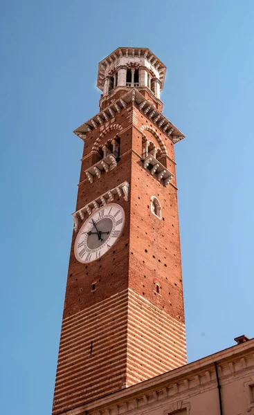 Torre dei Lamberti na Piazza delle Erbe, Verona, Itália. É também conhecida como a torre Bell, construída no século XII pela família veronesa de Lamberti. — Fotografia de Stock