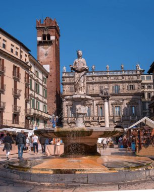 Verona, İtalya - 06 Mayıs 2018: Madonna Verona Çeşme Doğum Via delle Erbe, Verona.