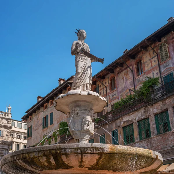 Verona, Italia - 06 de mayo de 2018: Fuente Madonna Verona en la Piazza delle Erbe de Verona — Foto de Stock