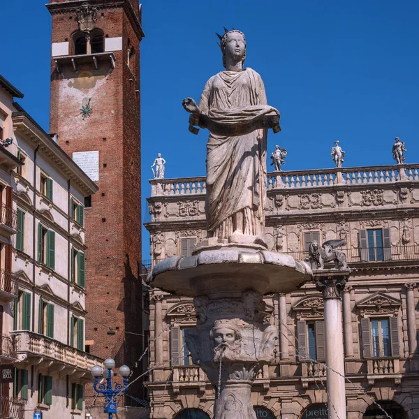 Verona, Itália - 06 de maio de 2018: Fonte de Madonna Verona na Piazza delle Erbe em Verona . — Fotografia de Stock