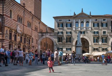 Verona, İtalya - 06 Mayıs 2018: kare sinyorlar turist. Arka plan Domus Nova veya Palazzo dei Giudici - hakimler Palace, Dante anıt ve Lamberti Kulesi