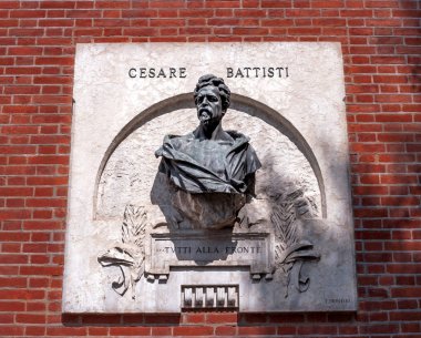 Verona, İtalya - 06 Mayıs 2018: Cesare Battisti binada, adanmış unutulmaz kısma bulunan kare bağımsızlık. Cesare Battisti bir Avusturya-Macaristan ve İtalyan siyasetçi