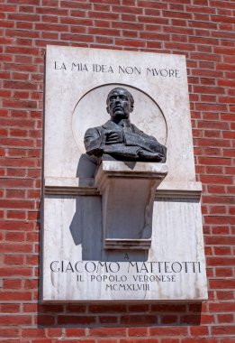 Verona, İtalya - 06 Mayıs 2018: Giacomo Matteotti bağımsızlık kare için bir anıt kısma adanmış. Giacomo Matteotti İtalyan Sosyalist Partisi, bir avukat liderleri biridir.