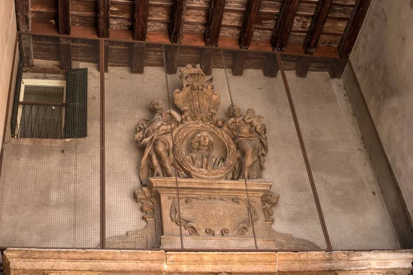 Bas-relief sob o arco de Domus Nova na Piazza della Signoria em Verona, Itália — Fotografia de Stock