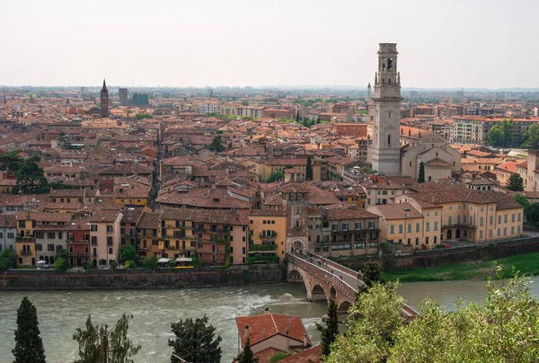 Panorama urbano di Verona, Veneto, Italia. Veduta del fiume Adige, Ponte Pietra, Complesso della Cattedrale-Duomo — Foto Stock