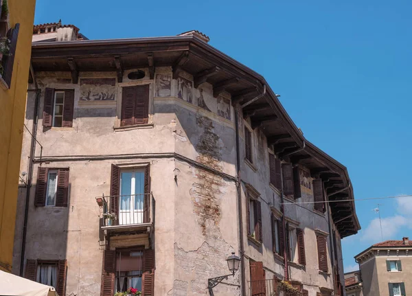 Un antiguo fresco en la pared de la casa. Verona. De Italia. El Medieval Verona está situado en el río Adige. En Verona, la acción Romeo y Julieta - — Foto de Stock