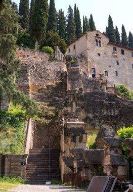 Verona, İtalya. Convento S. Girolamo ve Castel San Pietro hillside müzeye bir merdiven. Ayrıca üstünde belgili tanımlık tepe füniküler tırmanabilir miyim