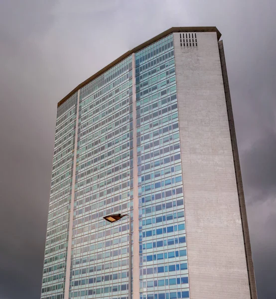 Milan, Italy - 09 May 2018: Skyscraper Pirelli Tower-Pirellone- against the background of evening rain clouds. Grattacielo pirelli was designed by Gio Ponty and Pier Luigi Nervi in the fifties — Stock Photo, Image