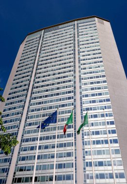 Milan, İtalya - 10 Mayıs 2018: gökdelen Pirelli Kulesi-Pirellone demiryolu de Milano Merkez İstasyonu. Grattacielo pirelli ellili Gio Ponty ve Pier Luigi Nervi tarafından tasarlanmıştır