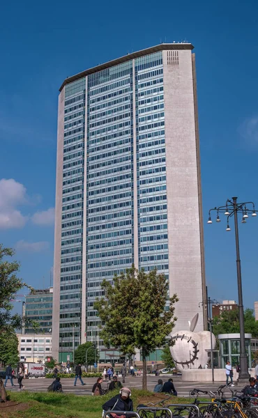 Milan, Italy - 10 May 2018: Skyscraper Pirelli Tower-Pirellone at the railway station Milano Centrale. Grattacielo pirelli was designed by Gio Ponty and Pier Luigi Nervi in the fifties — Stock Photo, Image