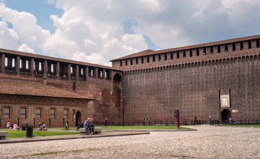 Milan, İtalya - 09 Mayıs 2018: Sforza Kalesi. Kalenin 15. yüzyılda Francesco Sforza, Dükü tarafından inşa edilmiştir. Avlunun bir parçası. Landmark gelen turist