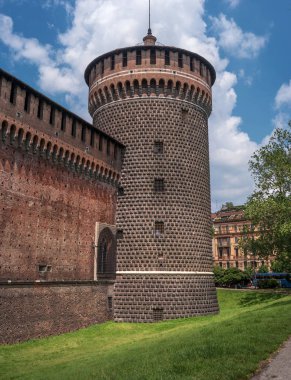 Sforza Kalesi. Saat Kulesi. Kalenin 15. yüzyılda Francesco Sforza, Dükü tarafından inşa edilmiştir. Şimdi Sforza Kalesi birkaç müze vardır