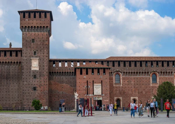 Milão, Itália - 09 de maio de 2018: Castelo de Sforza. O castelo foi construído no século XV por Francesco Sforza, Duque de Milão. Faz parte do pátio. No fundo está o monumento a Leonardo da Vinci — Fotografia de Stock