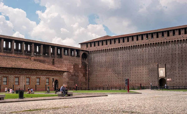 Milão, Itália - 09 de maio de 2018: Castelo de Sforza. O castelo foi construído no século XV por Francesco Sforza, Duque de Milão. Faz parte do pátio. Turistas que visitam o marco — Fotografia de Stock