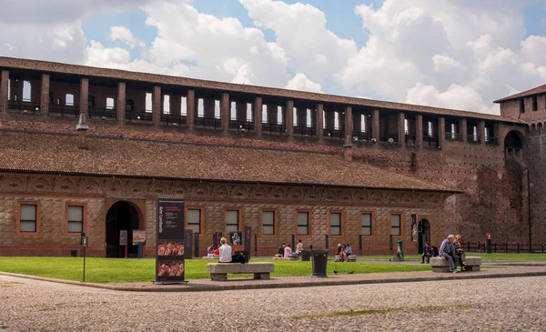 Milão, Itália - 09 de maio de 2018: Castelo de Sforza. O castelo foi construído no século XV por Francesco Sforza, Duque de Milão. Faz parte do pátio. Turistas que visitam o marco — Fotografia de Stock