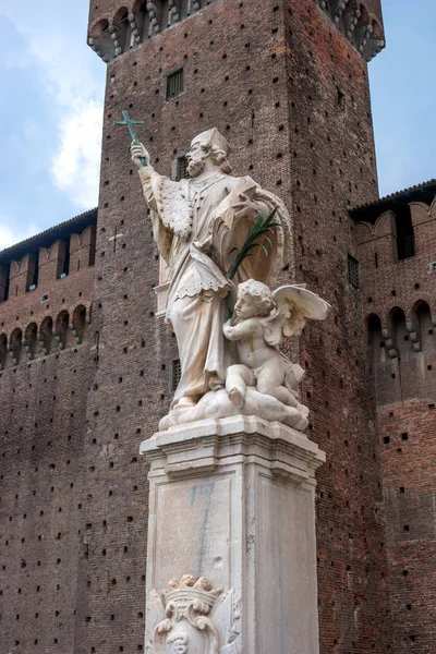 Milão, Itália - 09 de maio de 2018: Monumento do santo checo João de Nepomuk no Castelo de Sforza, O castelo foi construído por Francesco Sforza. O monumento está instalado no pátio do castelo — Fotografia de Stock