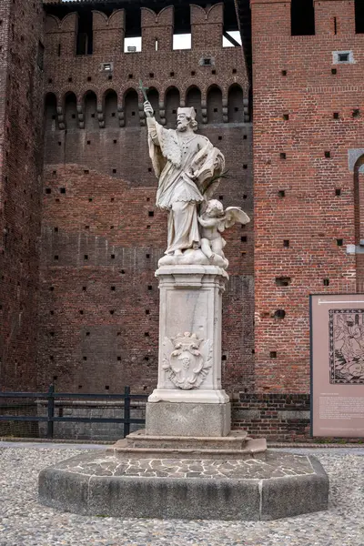 Milão, Itália - 09 de maio de 2018: Monumento do santo checo João de Nepomuk no Castelo de Sforza, O castelo foi construído por Francesco Sforza. O monumento está instalado no pátio do castelo — Fotografia de Stock