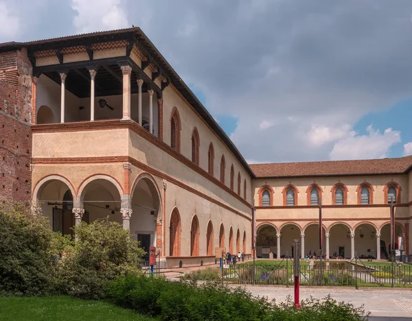 O pátio do antigo castelo de Sforza, no centro histórico de Milão, Itália. O castelo foi construído no século XV por Francesco Sforza, Duque de Milão — Fotografia de Stock