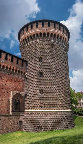 Castelo de Sforza. Torre de vigia. O castelo foi construído no século XV por Francesco Sforza, Duque de Milão. Agora existem vários museus no Castelo de Sforza — Fotografia de Stock