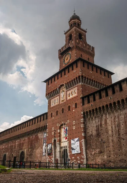 Castelo de Sforza. A torre central é a torre Filaret. Arquiteto Antonio Filarete. O relógio está localizado na torre. Agora existem vários museus no Castelo de Sforza — Fotografia de Stock