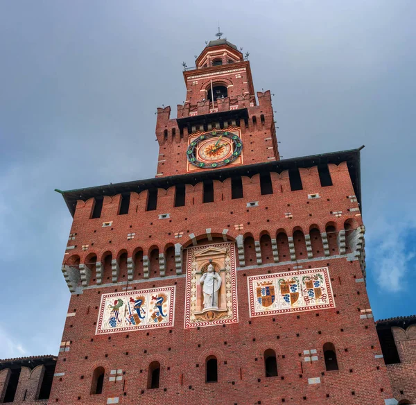 Castelo de Sforza. A torre central é a torre Filaret. Arquiteto Antonio Filarete. O relógio está localizado na torre. Agora existem vários museus no Castelo de Sforza — Fotografia de Stock