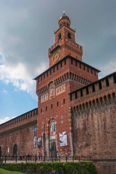 Castelo de Sforza. A torre central é a torre Filaret. Arquiteto Antonio Filarete. O relógio está localizado na torre. Agora existem vários museus no Castelo de Sforza — Fotografia de Stock