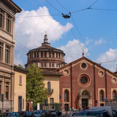 Milan, İtalya - 09 Mayıs 2018: kilise St. Mary Grace - Chiesa di Santa Maria delle Grazie - cephe. 1497'inşa edilen kilise yapılmıştır. Kilisenin kubbesi görülür. Popüler turistik