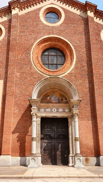 Fragmento de la fachada de la Iglesia de Santa María Gracia Chiesa di Santa Maria delle Grazie-. La iglesia fue construida en 1497. Una atracción turística popular — Foto de Stock
