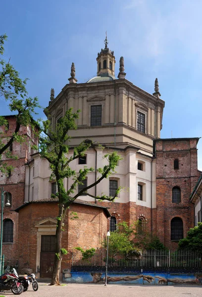 Basílica de San Lorenzo Maggiore - San Lorenzo, la catedral principal. Del lado norte de Spittle. Vista rara. Excelente postal para viajes — Foto de Stock