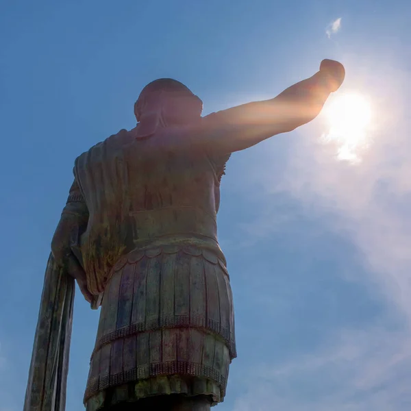 Monumento ao imperador romano Constantino I em Milão, em frente à basílica de San Lorenzo Maggiore. Esta estátua de bronze é uma cópia moderna de uma estátua romana em Roma. Foto retroiluminada — Fotografia de Stock